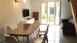 Dining - 3-room House Sleeps 6 With Private Terrace - 300m From the Beaches (Port-la-Nouvelle)