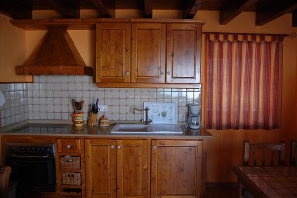 Cafetera y tetera, refrigerador, microondas y horno 