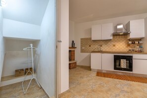 Frigorifero, forno, piano cottura, macchina per tè/caffè