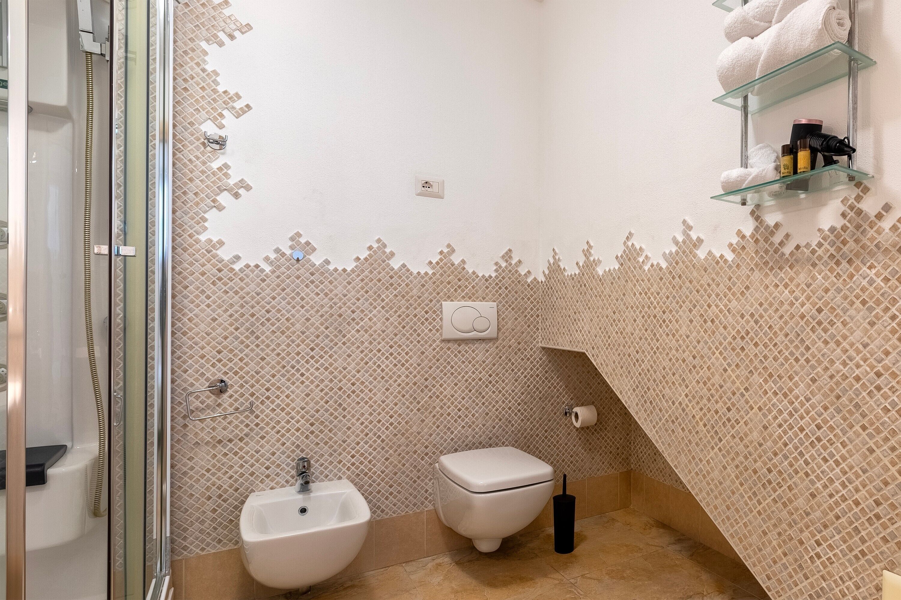 Douche, articles de toilette gratuits, sèche-cheveux