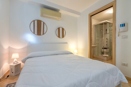 Studio Apartment 'L'Angolo Monolocale- Porto Torres' with Shared Terrace, Wi-Fi and Air Conditioning