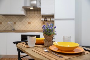 Fridge, oven, stovetop, coffee/tea maker