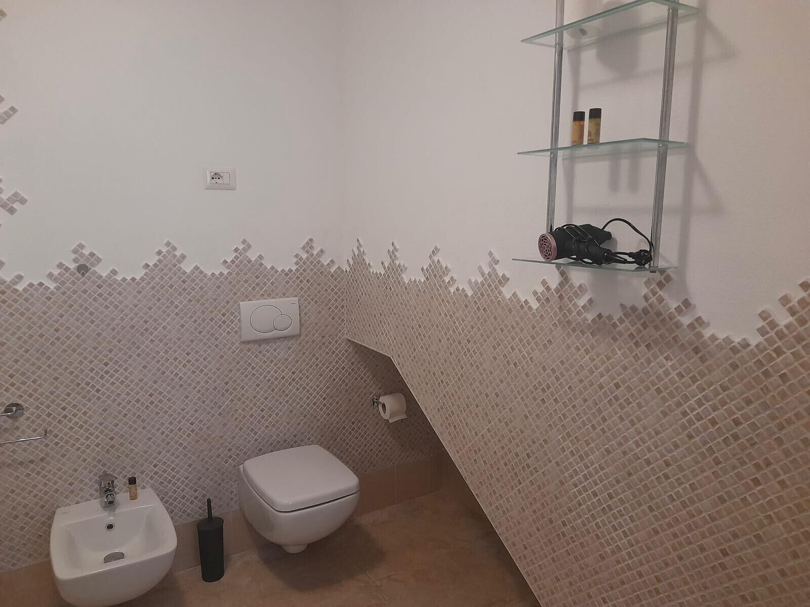 Dusche, Haartrockner, Handtücher