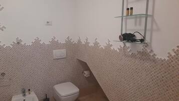 Douche, sĂšche-cheveux, serviettes fournies