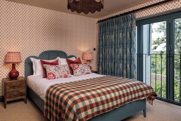 2 bedrooms, iron/ironing board, Internet, bed sheets