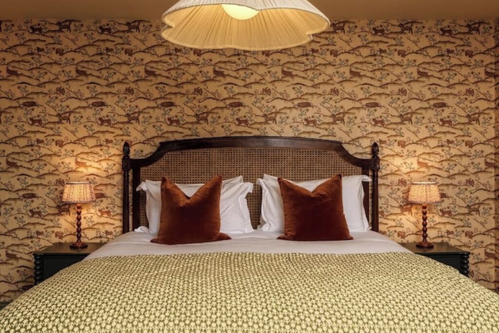 2 bedrooms, iron/ironing board, internet, bed sheets