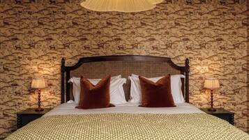 2 bedrooms, iron/ironing board, internet, bed sheets