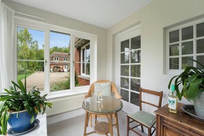 Interior - 4 bedroom beautiful family home with gardens, sutible for families and pets! (Pett Bottom)