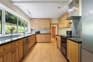 Private kitchen - 4 bedroom beautiful family home with gardens, sutible for families and pets! (Pett Bottom)