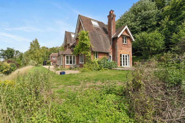 Exterior - 4 bedroom beautiful family home with gardens, sutible for families and pets! (Pett Bottom)