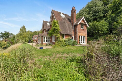 4 bedroom beautiful family home with gardens, sutible for families and pets!