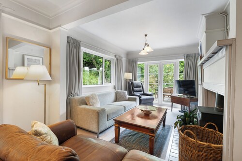 4 bedroom beautiful family home with gardens, sutible for families and pets!