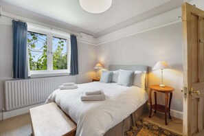 3 bedrooms, iron/ironing board, WiFi, bed sheets - Look no further for a countryside dream home! (Pett Bottom)
