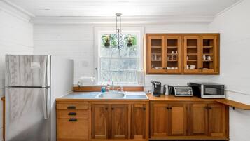 Fridge, microwave, dishwasher, coffee/tea maker