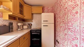 Microwave, stovetop, electric kettle, cookware/dishes/utensils