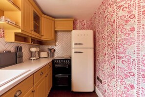 Microwave, stovetop, electric kettle, cookware/dishes/utensils