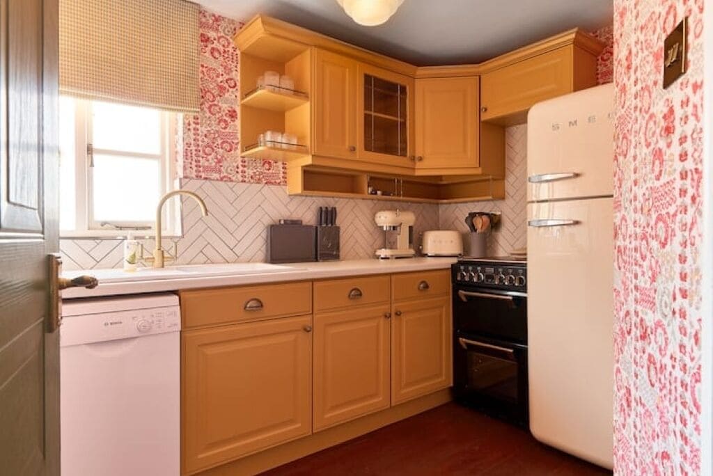 Microwave, stovetop, electric kettle, cookware/dishes/utensils