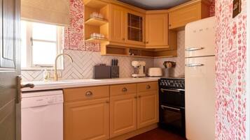 Microwave, stovetop, electric kettle, cookware/dishes/utensils