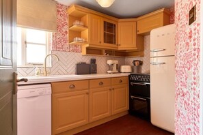 微波炉、炉灶、电热水壶、厨具/餐具