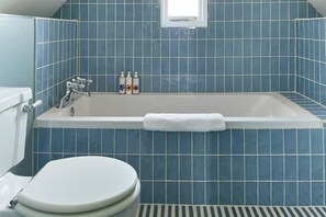 Hair dryer, soap, shampoo, toilet paper - Townhouse by The Old Bell Hotel -21B Abbey Row (Malmesbury)