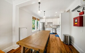 Jääkaappi, mikroaaltouuni, astianpesukone, kahvin-/teenkeitin