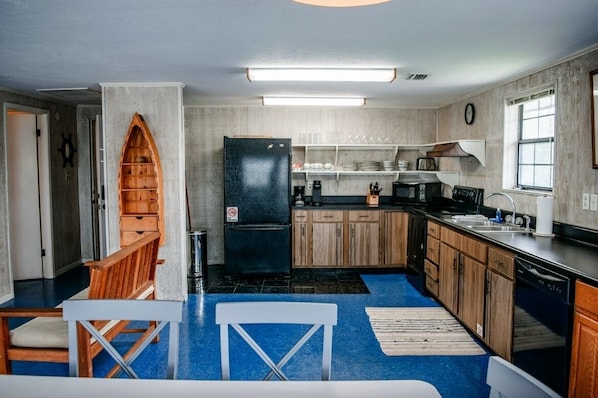 Refrigerador, microondas, lavavajillas y cafetera y tetera