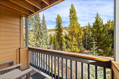 Key Condo Slopeside - Walk to Lifts, Pool/Hot Tub, Fantastic Views!