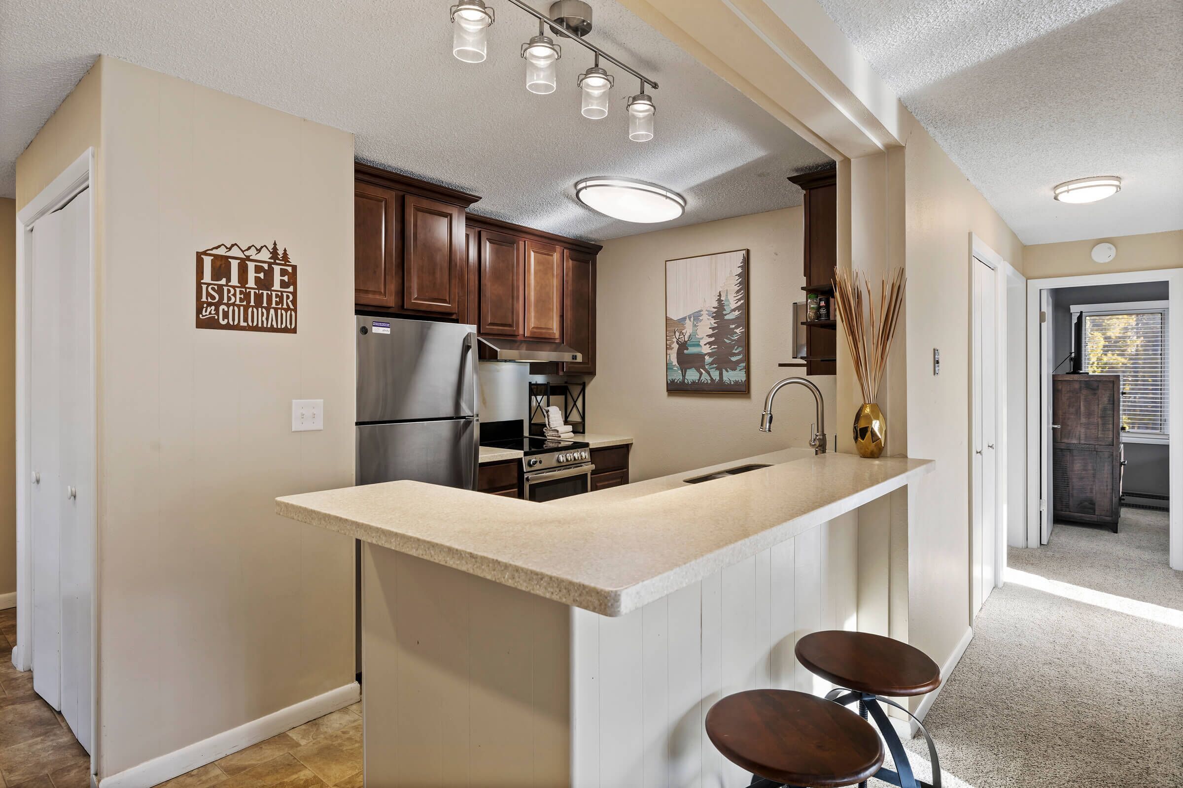 Jääkaappi, mikroaaltouuni, uuni, liesi