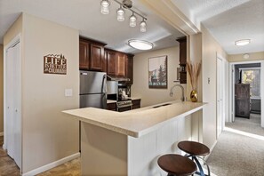 Fridge, microwave, oven, stovetop - Key Condo Slopeside - Walk to Lifts, Pool/Hot Tub, Fantastic Views! (Keystone)