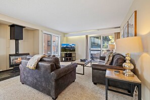 Smart TV, fireplace - Key Condo Slopeside - Walk to Lifts, Pool/Hot Tub, Fantastic Views! (Keystone)