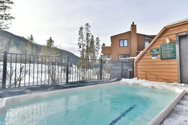 Sisäuima-allas, lämmitetty uima-allas