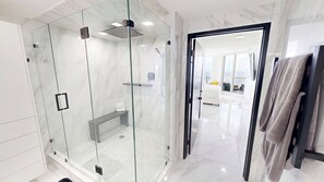 Condo, 2 quartos | Banheiro | Toalhas de banho 