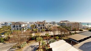 Un quartier résidentiel situé sur la côte, avec des immeubles à plusieurs étages, un parking et une vue sur l’océan.