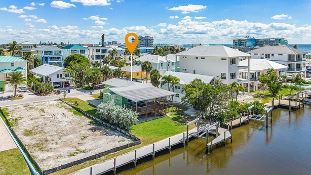 Une zone résidentielle côtière comprenant des maisons, un quai et une marina.
