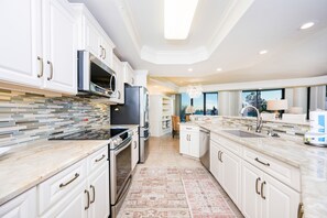 Condo, 3 habitaciones | Cocina privada | Refrigerador, horno y cafetera y tetera