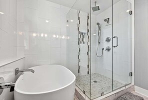Dusche, Haartrockner, Handtücher, Shampoo