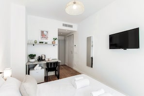 1 bedroom, desk, iron/ironing board, travel crib - Batèl House 1 (Como)