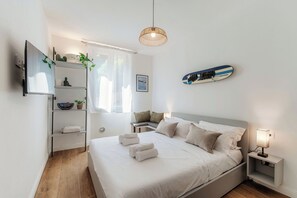 1 makuuhuone, työpöytä, silitysrauta/-lauta, vauvan matkasänky