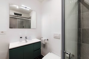 Shower, hair dryer, towels, soap - Batèl House 1 (Como)