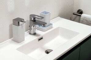 シャワー、ヘアドライヤー、タオル、石鹸