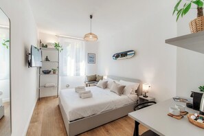 1 makuuhuone, työpöytä, silitysrauta/-lauta, vauvan matkasänky