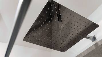 Dusche im Bad