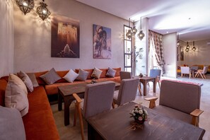 المنشأة من الداخل