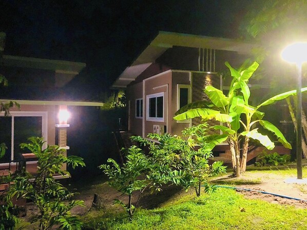 A house with a well-maintained garden at night. - Lucky Sky Homestay (Ko Pha-ngan)