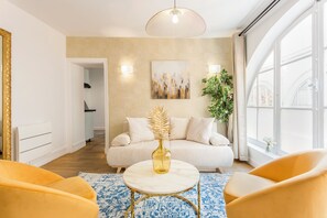 Apartment | Wohnbereich | 32-Zoll-Smart-TV mit Kabelempfang, Netflix, Streaming-Dienste