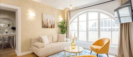 Appartamento | Area soggiorno | Smart TV 32 pollici con canali via cavo, Netflix, servizi in streaming