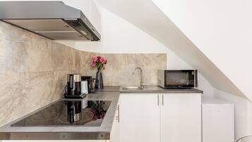 Appartement | Cuisine privée | Réfrigérateur, micro-ondes, plaque de cuisson, grille-pain