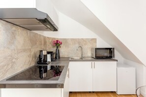 Refrigerador, microondas, placa de cocina, tostadora