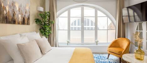 Căn hộ | Khu phòng khách | Smart TV 32-inch có truyền hình cáp, Netflix, dịch vụ stream