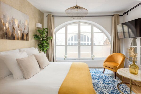 Apartment | Living area | 32-inch Smart TV with cable channels, Netflix, streaming services